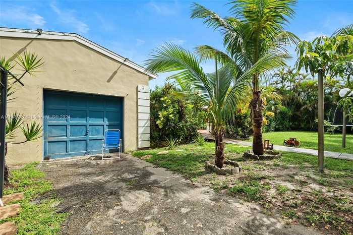 photo 2: 1675 NE 169th St, North Miami Beach FL 33162