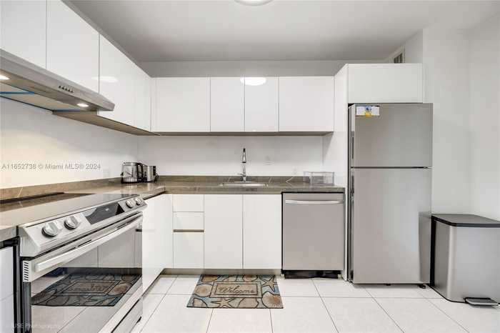 photo 2: 100 Bayview Dr Unit 1231, Sunny Isles Beach FL 33160