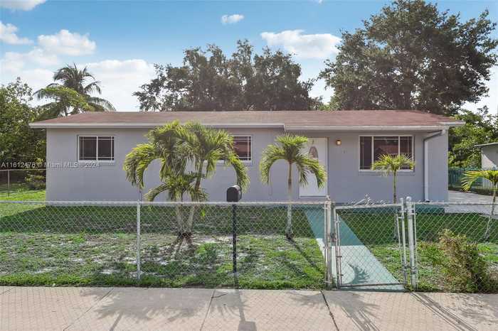 photo 1: 17951 NW 22nd Ct, Miami Gardens FL 33056