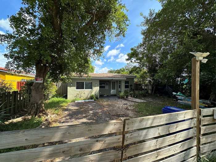 photo 1: 1981 NE 178th St, North Miami Beach FL 33162