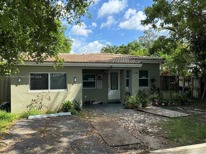 photo 2: 1981 NE 178th St, North Miami Beach FL 33162