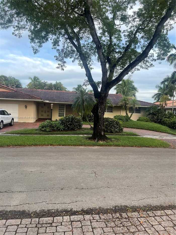 photo 1: 16120 E Troon Cir, Miami Lakes FL 33014