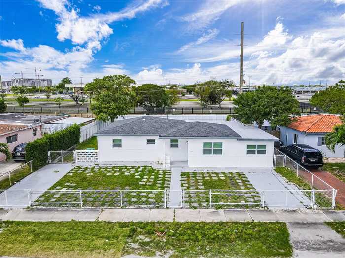 photo 2: 8330 NW 35th Pl, Miami FL 33147