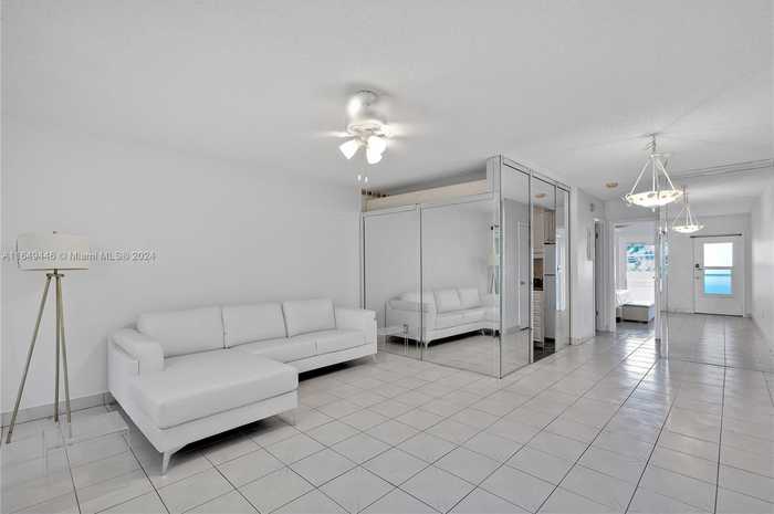 photo 2: 15610 NE 6th Ave Unit 5C, Miami FL 33162