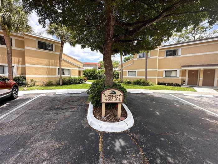 photo 2: 209 E Palm Cir East Unit ., Pembroke Pines FL 33025