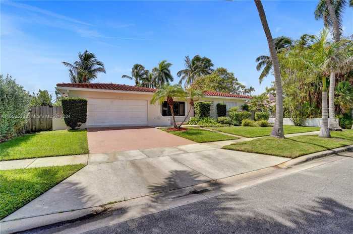 photo 1: 852 Tyler St, Hollywood FL 33019