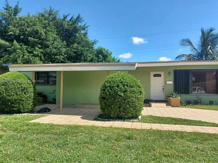 photo 1: 570 NE 173rd St, North Miami Beach FL 33162