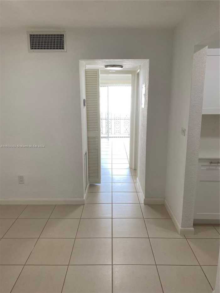 photo 11: 16215 NE 18th Ct Unit 204, North Miami Beach FL 33162