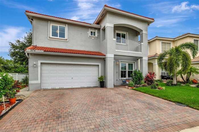 photo 1: 2070 NW 77th Ter, Pembroke Pines FL 33024