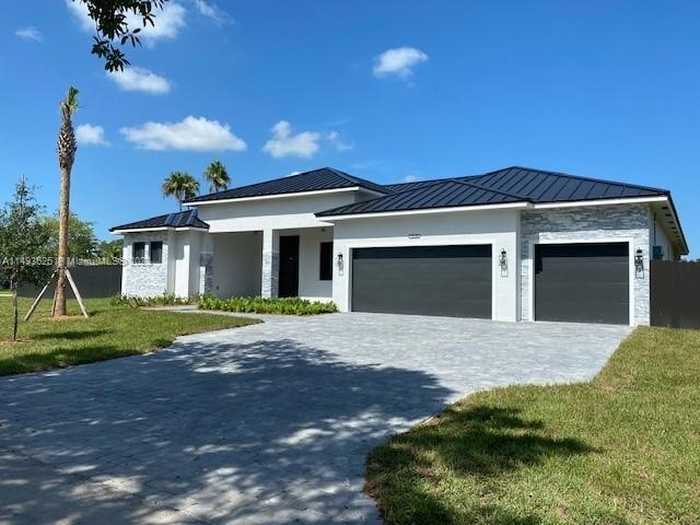 photo 2: 24640 SW 209th Pl, Homestead FL 33031