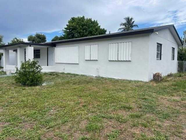 photo 1: 2455 NW 176th Ter, Miami Gardens FL 33056