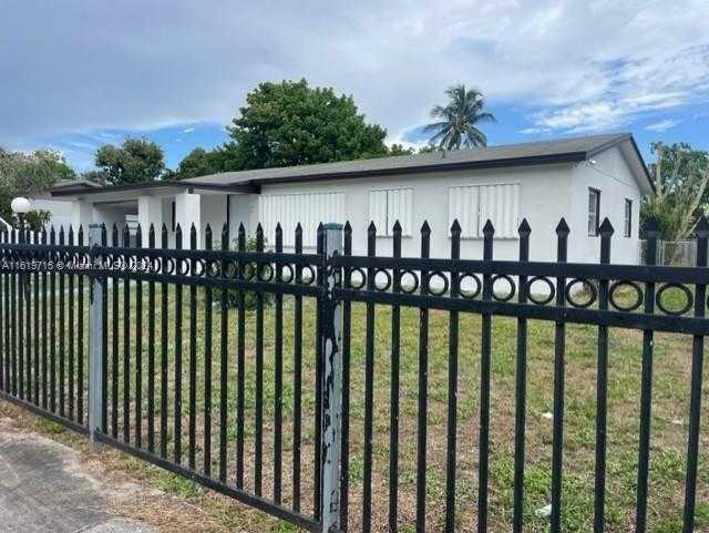 photo 2: 2455 NW 176th Ter, Miami Gardens FL 33056