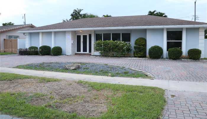 photo 1: 1925 NE 208th Ter, Miami FL 33179