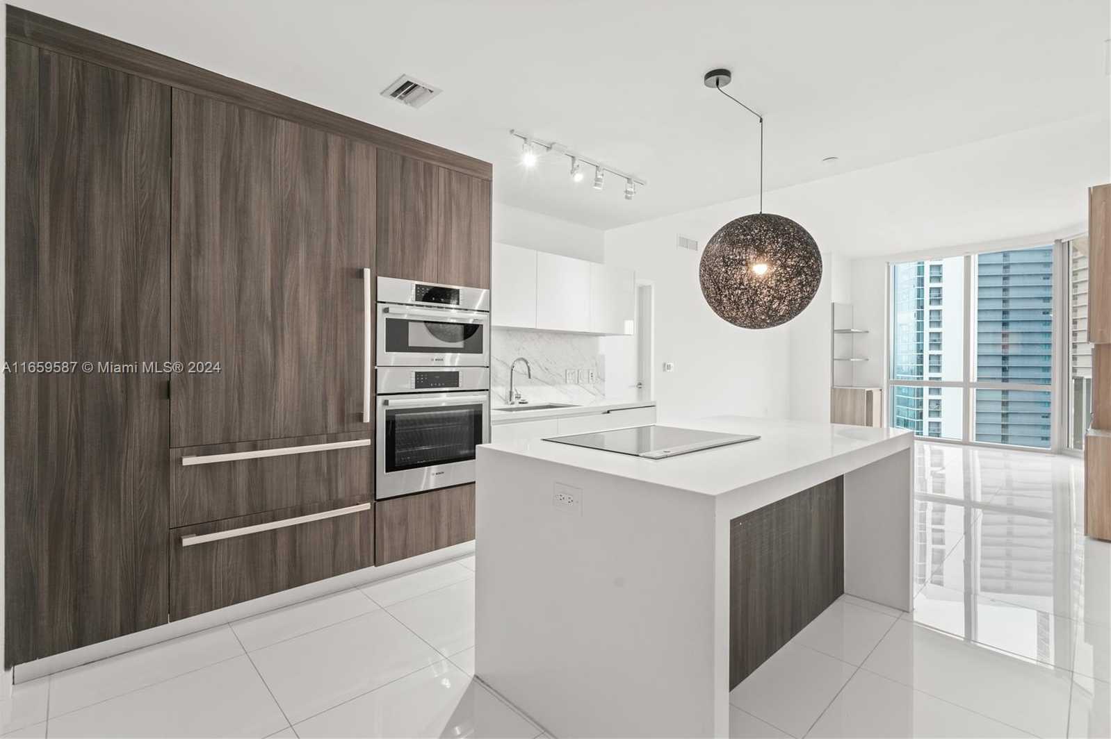 photo 3: 851 NE 1st Ave Unit 3007, Miami FL 33132