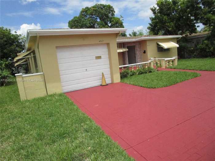 photo 2: 4517 NW 40th St, Lauderdale Lakes FL 33319