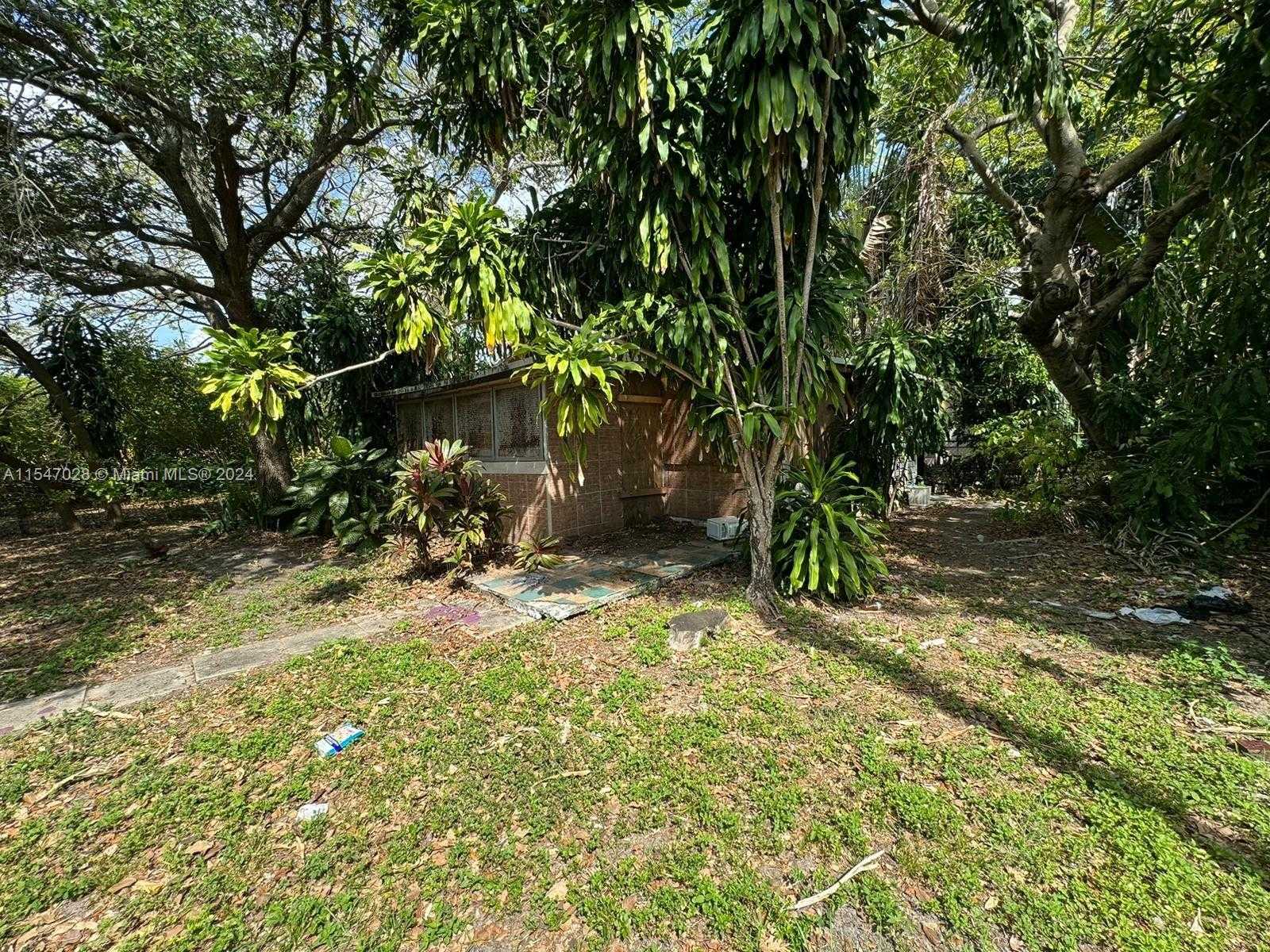 photo 3: 35 NE 60th St, Miami FL 33137