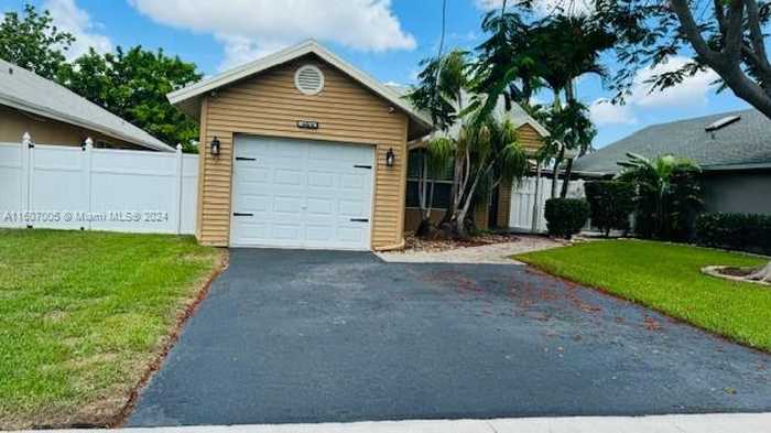 photo 2: 4461 NW 99th Ter, Sunrise FL 33351