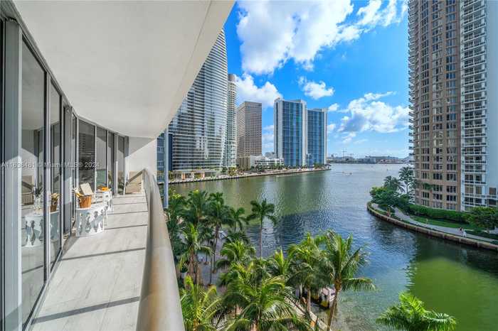 photo 2: 465 Brickell Ave Unit 718, Miami FL 33131