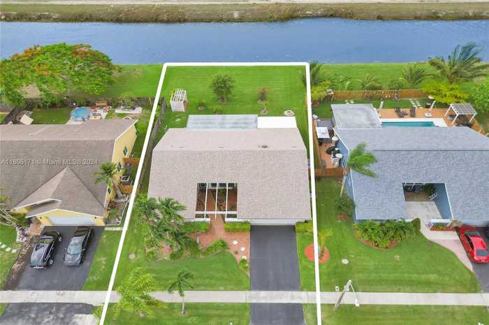 photo 1: 9370 NW 31st Pl, Sunrise FL 33351