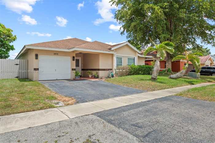 photo 1: 1031 SW 99th Ave, Pembroke Pines FL 33025