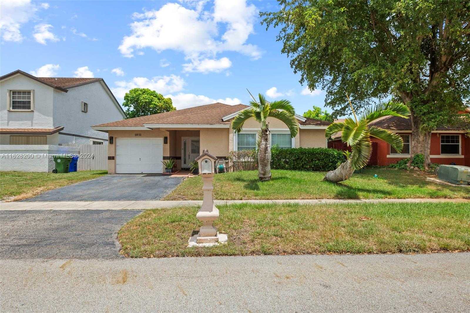 photo 2: 1031 SW 99th Ave, Pembroke Pines FL 33025