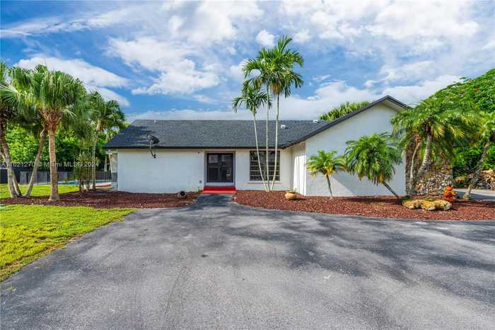 photo 2: 21290 SW 234th St, Homestead FL 33031