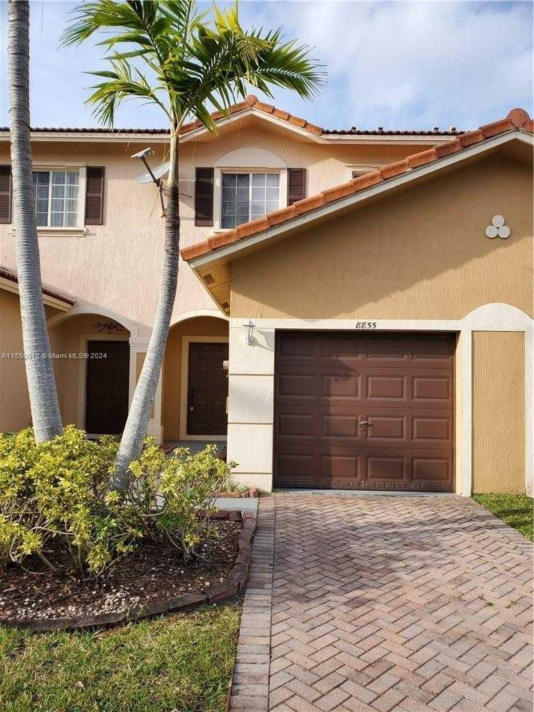 photo 1: 8855 N Isles Cir, Tamarac FL 33321