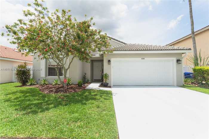 photo 1: 16584 NW 10th St, Pembroke Pines FL 33028