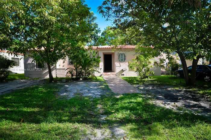 photo 1: 235 NE 47th St, Miami FL 33137