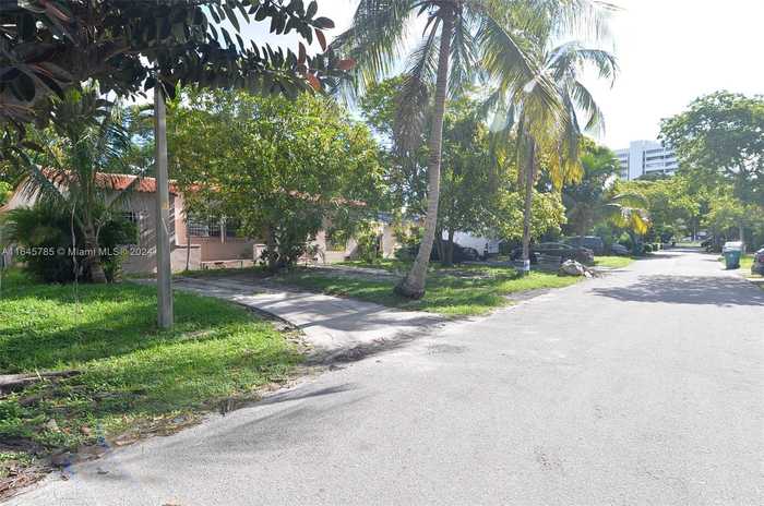 photo 5: 235 NE 47th St, Miami FL 33137