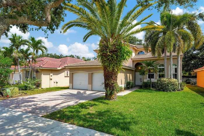 photo 2: 14143 N Cypress Cove Cir, Davie FL 33325