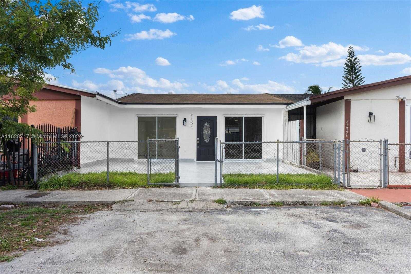 photo 1: 21394 NW 40th Cir Ct, Miami Gardens FL 33055