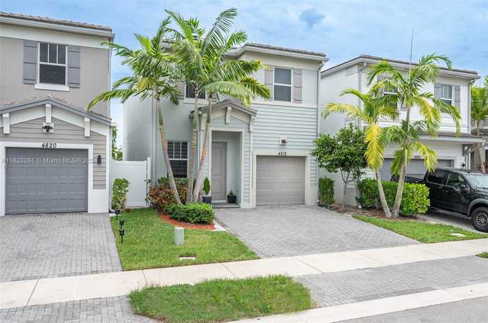 photo 1: 4818 NW 48th Ter, Tamarac FL 33319