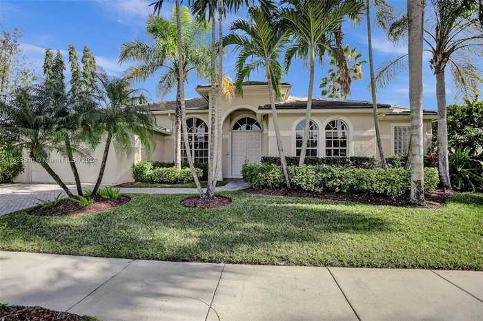 photo 1: 2526 Eagle Run Cir, Weston FL 33327