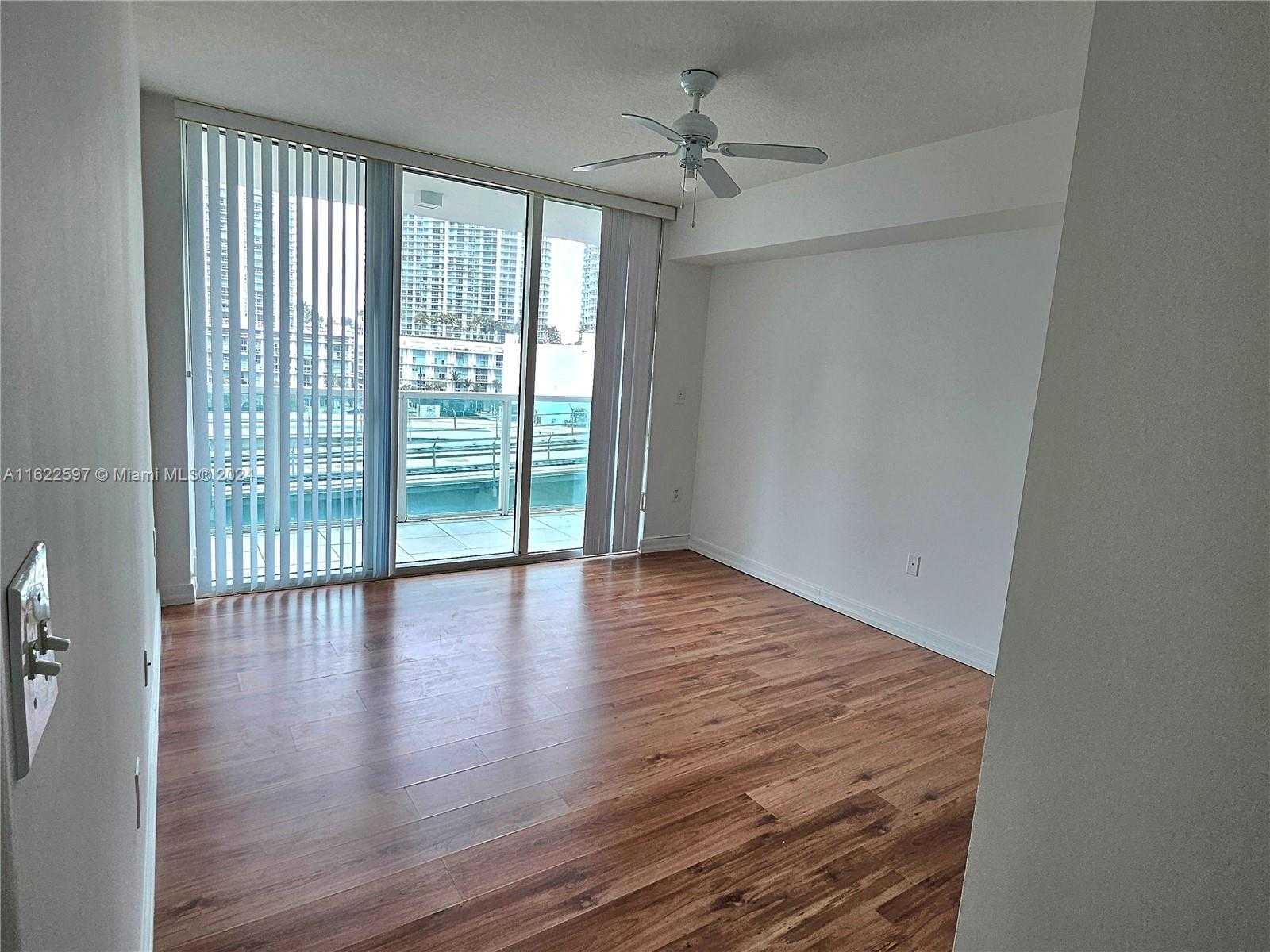 photo 1: 31 SE 5th St Unit 811, Miami FL 33131