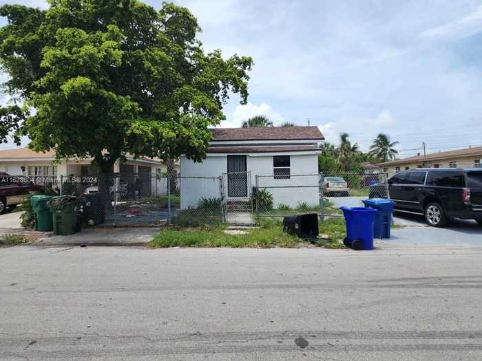 photo 1: 2209 NW 6th Pl, Fort Lauderdale FL 33311