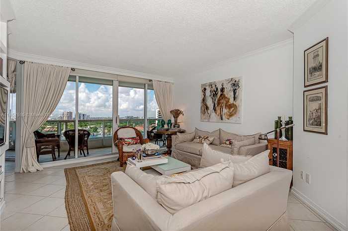 photo 1: 21205 Yacht Club Dr Unit 1208, Aventura FL 33180