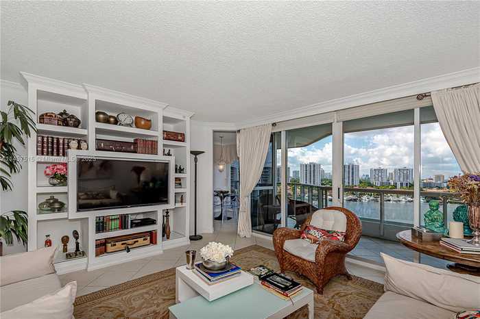 photo 2: 21205 Yacht Club Dr Unit 1208, Aventura FL 33180