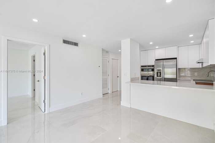 photo 2: 1450 Lincoln Rd Unit 409, Miami Beach FL 33139