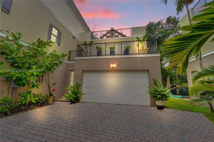 photo 1: 816 SW 10th St, Fort Lauderdale FL 33315