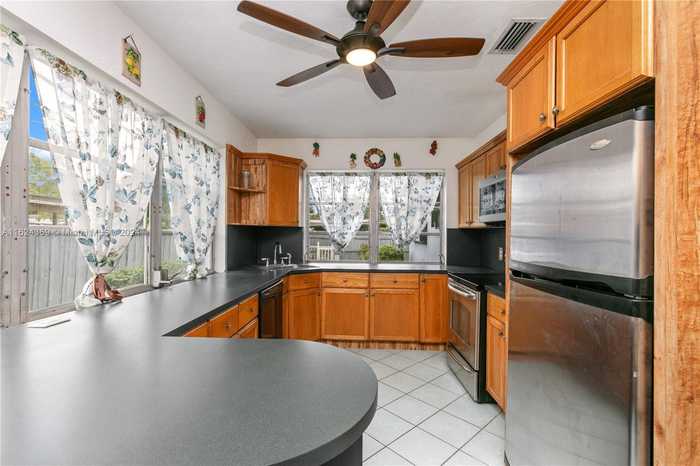 photo 1: 6852 SW 9th St, Pembroke Pines FL 33023