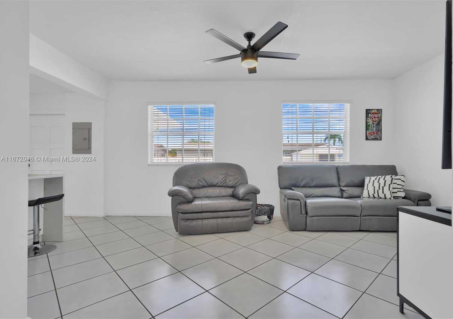 photo 3: 715 W 53rd St, Hialeah FL 33012