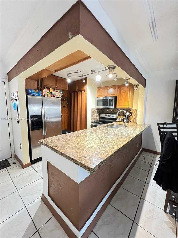 photo 2: 460 E 23rd St Unit 403, Hialeah FL 33013