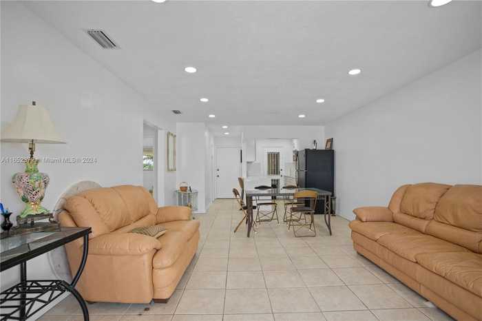 photo 2: 16900 NE 14th Ave Unit 301, North Miami Beach FL 33162