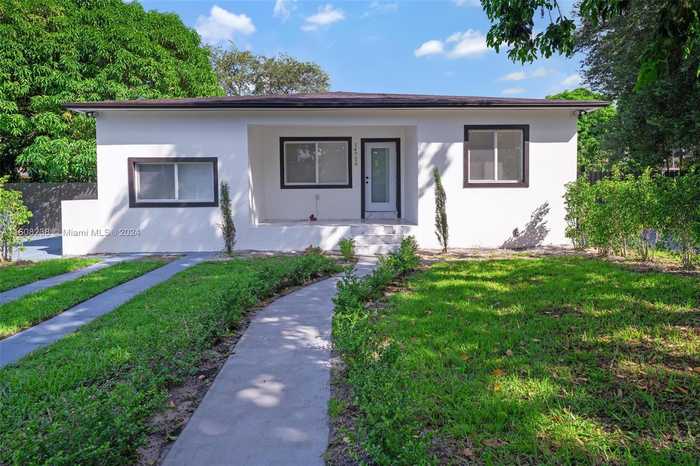 photo 2: 14720 NW 15th Dr, Miami FL 33167