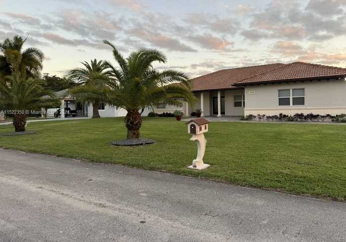 photo 2: 16344 SW 275th Ter, Homestead FL 33031