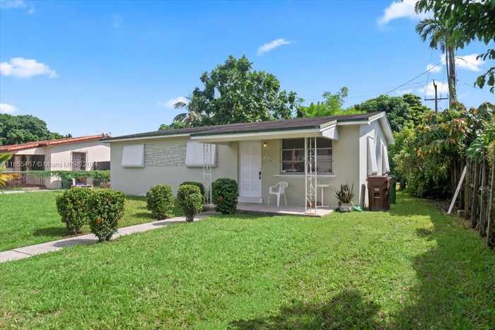 photo 2: 1270 W 35th St, Hialeah FL 33012