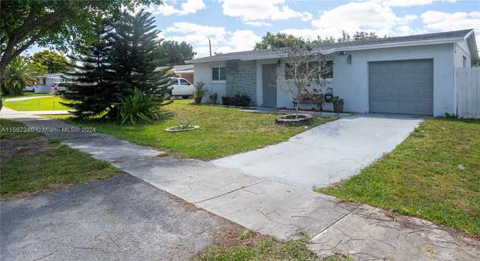 photo 1: 8000 NW 174th Ter, Hialeah FL 33015