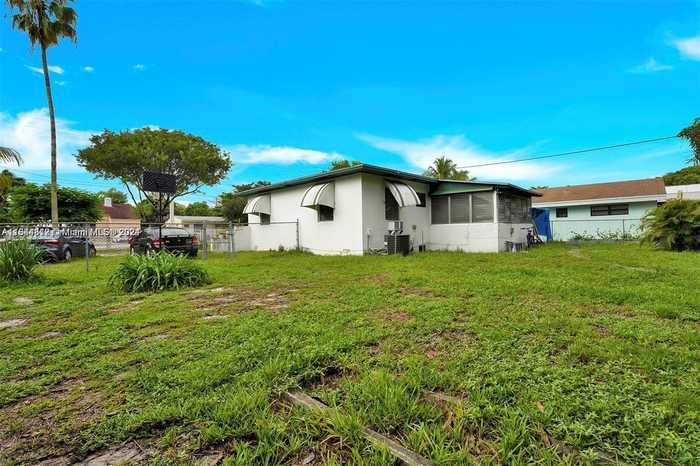 photo 2: 75 NW 41st St, Miami FL 33127