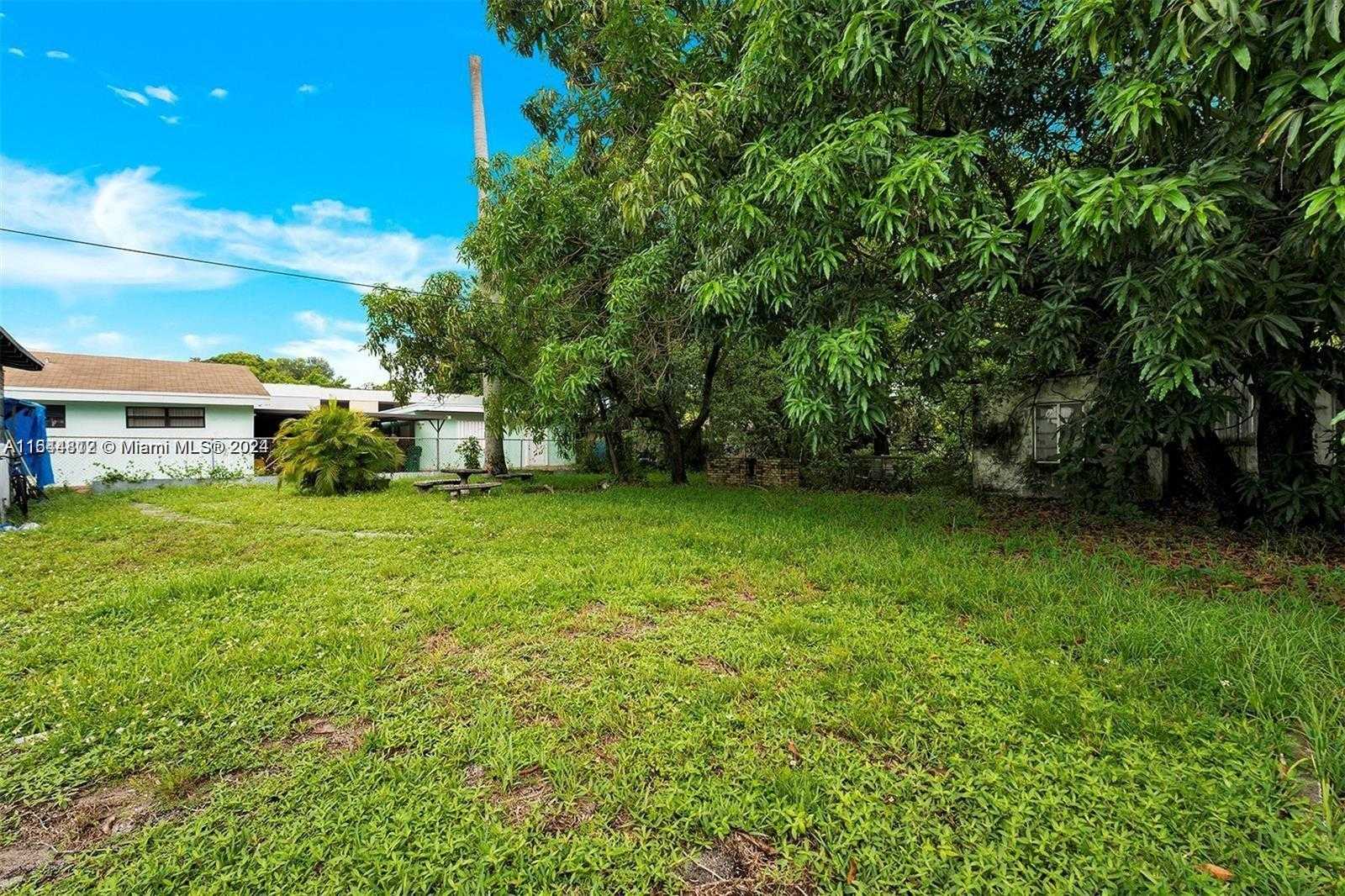 photo 3: 75 NW 41st St, Miami FL 33127